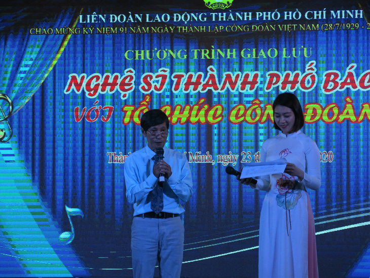 Nguyễn Phi Hùng, Hạnh Nguyên, Ngọc Mai hát hết mình phục vụ công nhân lao động - Ảnh 1.