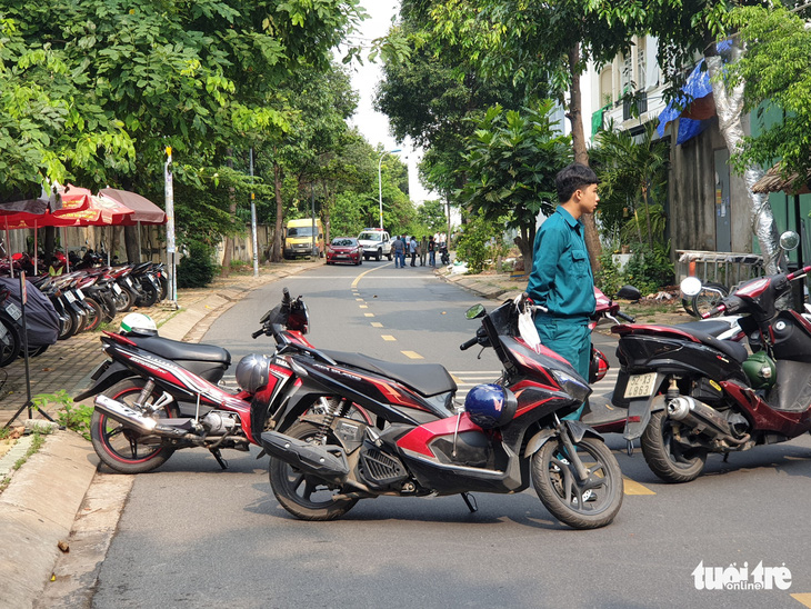 Nam thanh niên chết cạnh xe máy, dao Thái Lan găm trên ngực - Ảnh 1.