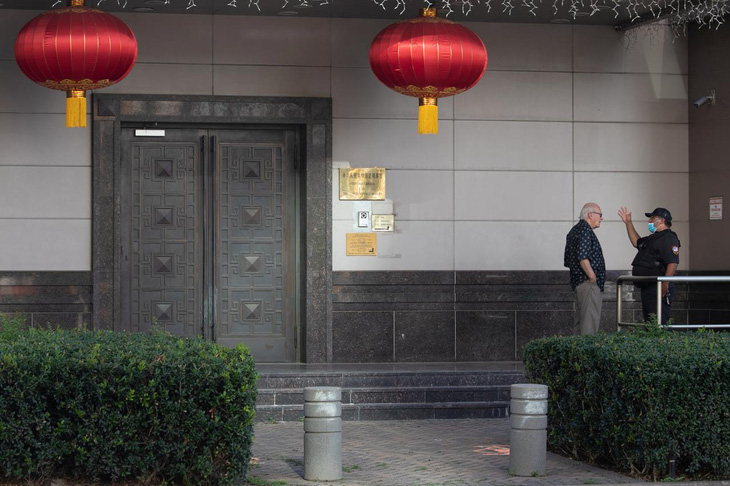 Một nhóm người Mỹ bí ẩn đi cửa sau vô Tổng lãnh sự quán Trung Quốc ở Houston - Ảnh 1.