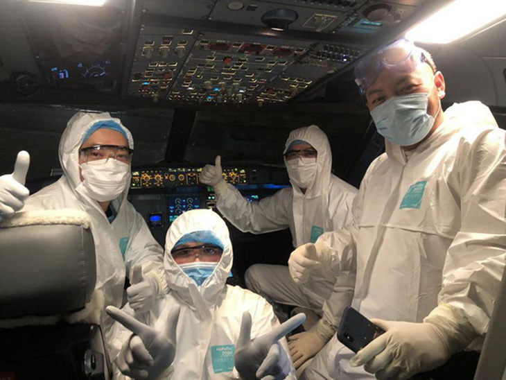 Đón chuyến bay đặc biệt đưa 120 bệnh nhân COVID-19 về Việt Nam - Ảnh 1.