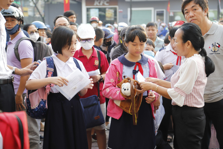 Sáng nay, gần 4.000 học sinh thi vào Trường chuyên Trần Đại Nghĩa - Ảnh 2.