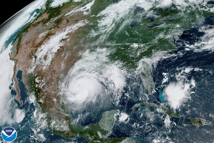 Bão Hanna làm lở đất tại bang Texas, 2 trận bão khác chờ nối đuôi vào Mỹ - Ảnh 1.