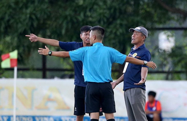 Học trò nhận thẻ đỏ, HLV lên khán đài phản ứng với giám sát - Ảnh 3.