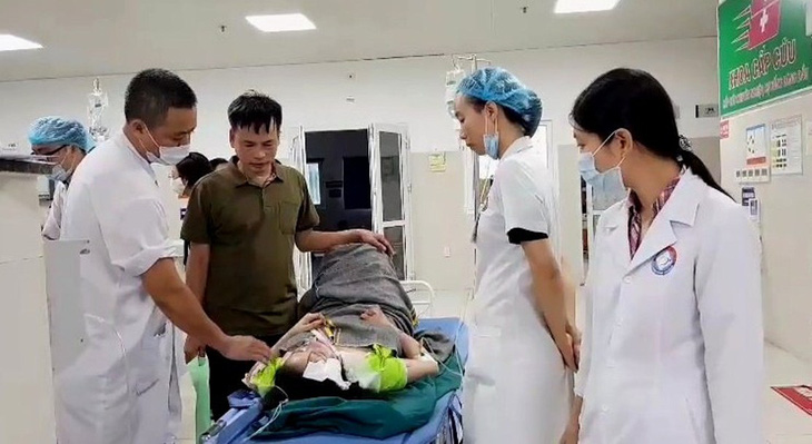 Thêm 2 người chết vụ lật xe, Bộ Y tế điều bác sĩ từ Hà Nội vào Quảng Bình hỗ trợ - Ảnh 1.