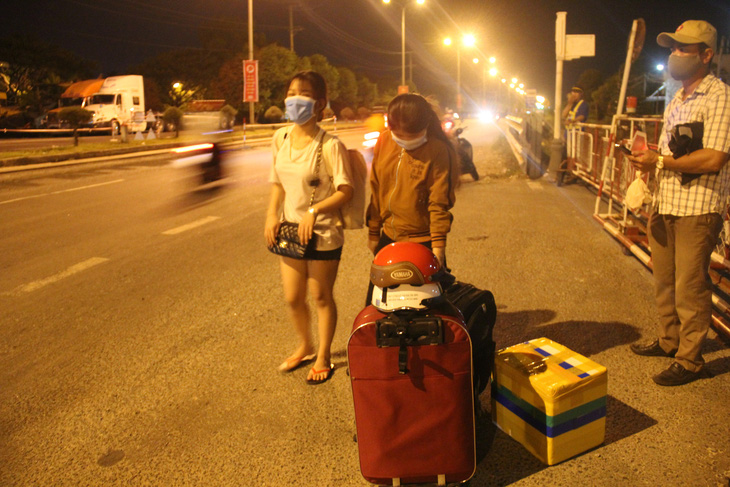Trước giờ cách ly Đà Nẵng, khách đi máy bay giảm, đường bộ tăng - Ảnh 2.