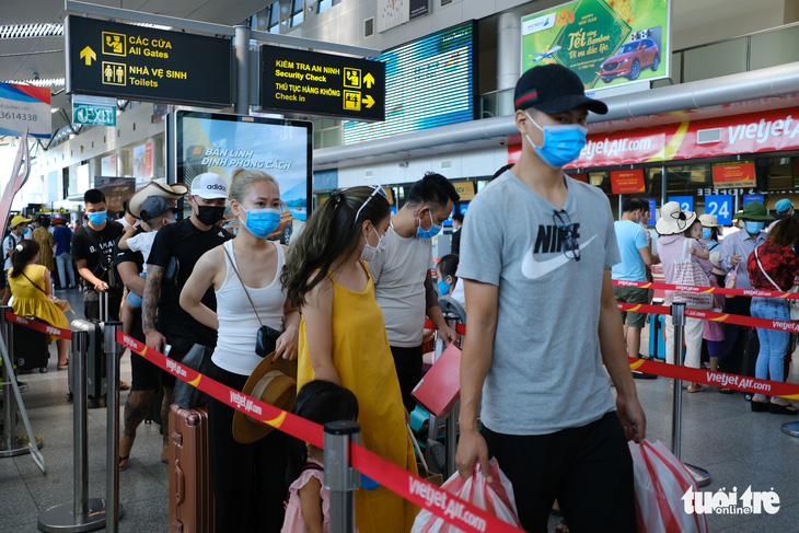 Hàng không tăng chuyến tối đa đưa du khách rời Đà Nẵng trước 0h ngày 28-7 - Ảnh 1.