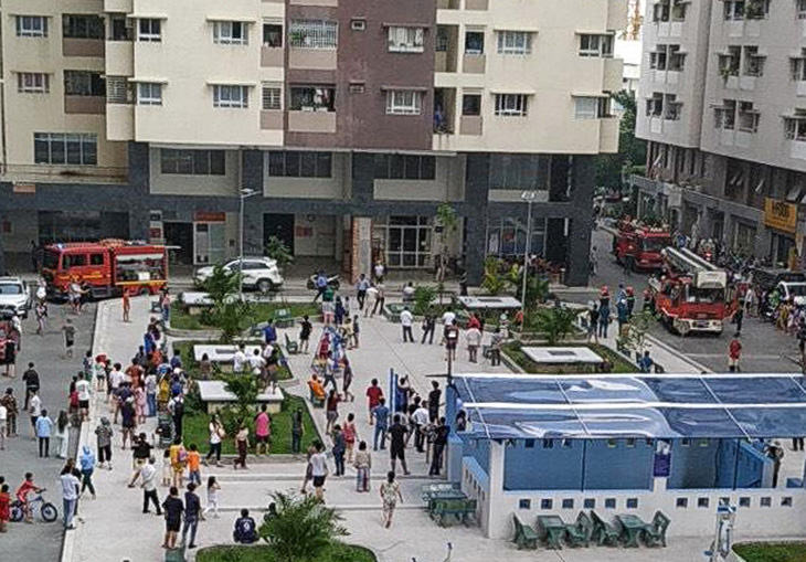 Cháy chung cư ở quận Gò Vấp, người dân hoảng loạn tháo chạy - Ảnh 2.