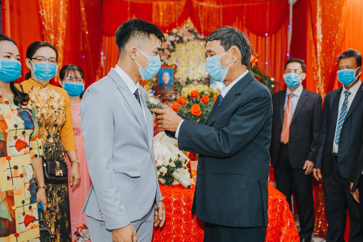 Đám cưới ở Quảng Ngãi, hai họ cùng đeo khẩu trang, không mời tiệc - Ảnh 2.