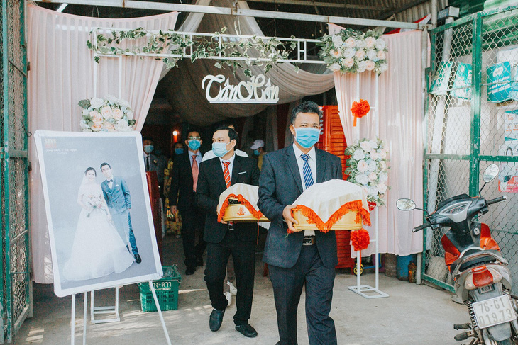 Đám cưới ở Quảng Ngãi, hai họ cùng đeo khẩu trang, không mời tiệc - Ảnh 3.
