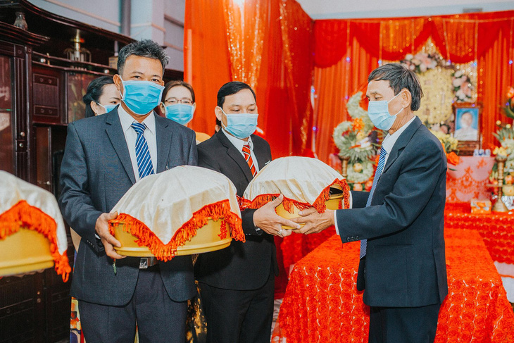 Đám cưới ở Quảng Ngãi, hai họ cùng đeo khẩu trang, không mời tiệc - Ảnh 1.
