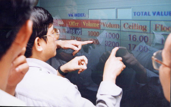 Chuyện chưa kể 20 năm thị trường chứng khoán Việt Nam - Kỳ 1: Xây móng chợ tiền - Ảnh 1.
