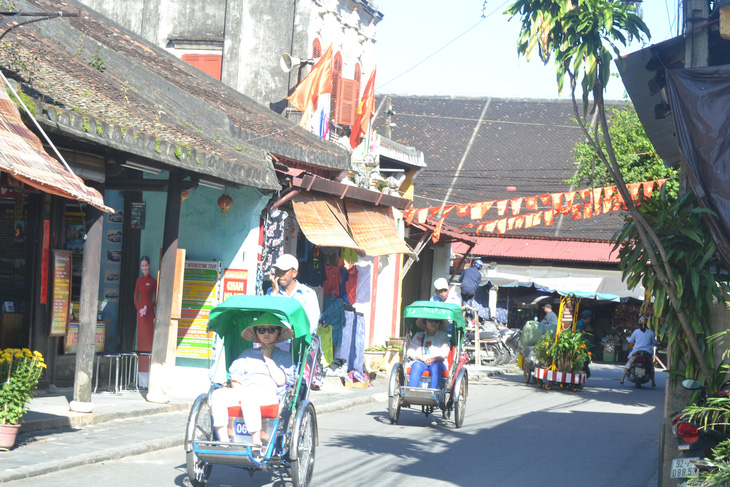 Quảng Nam ngưng vé số dạo, ngừng đón khách từ Đà Nẵng - Ảnh 1.