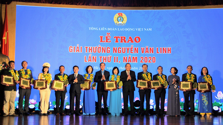 10 cán bộ công đoàn xuất sắc được tặng Giải thưởng Nguyễn Văn Linh - Ảnh 1.