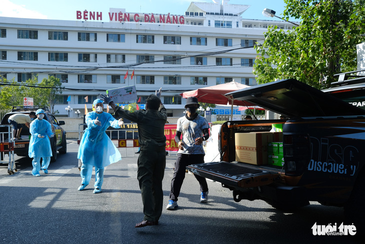 Tiếp tế 100.000 khẩu trang cho 3 bệnh viện Đà Nẵng bị phong tỏa - Ảnh 1.