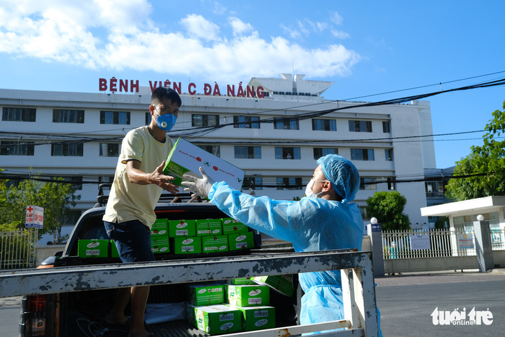 Tiếp tế 100.000 khẩu trang cho 3 bệnh viện Đà Nẵng bị phong tỏa - Ảnh 3.