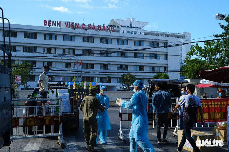 Tiếp tế 100.000 khẩu trang cho 3 bệnh viện Đà Nẵng bị phong tỏa - Ảnh 2.