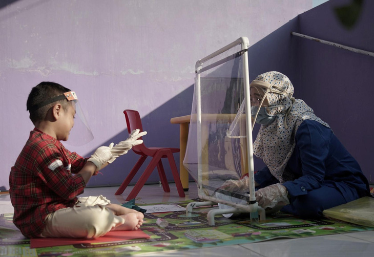 Trường mẫu giáo Indonesia sáng tạo để đưa học sinh đến lớp thời COVID-19 - Ảnh 1.