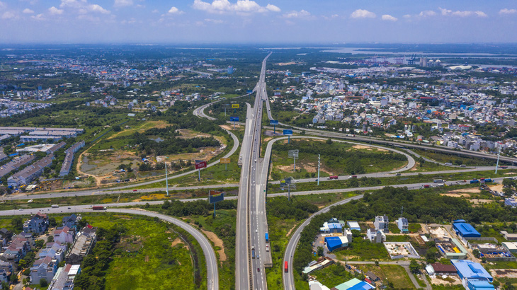 PGS.TS Trần Hoàng Ngân: Giao thông thiếu kết nối làm đội chi phí logistics - Ảnh 1.