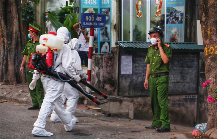 Hà Nội phong tỏa ngõ 466 phố Hoàng Hoa Thám nơi có người nghi nhiễm COVID-19 - Ảnh 3.