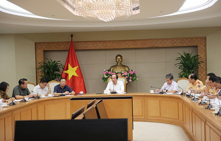 Nộp thuế trước bạ, thí điểm đăng ký xe trực tuyến từ 15-8 tại Hà Nội, TP.HCM - Ảnh 1.