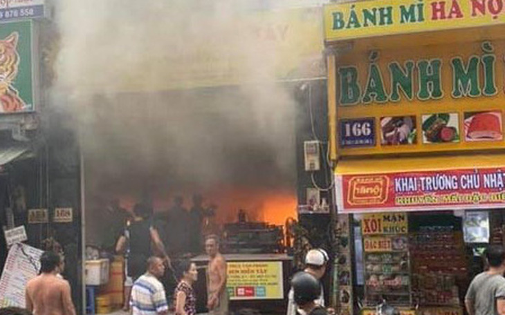 Cháy quán cơm trong khu phố Tây Sài Gòn, kịp cứu 7 người mắc kẹt
