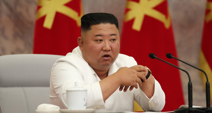 Ông Kim Jong Un tái xuất sau 3 tuần, chỉ đạo cuộc họp chống dịch COVID-19 - Ảnh 1.