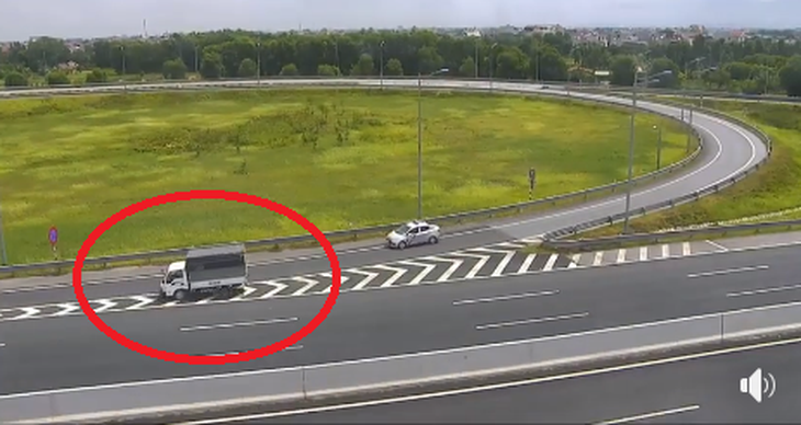 Nữ tài xế đi lùi xe tải hơn 1km trên cao tốc Hà Nội - Hải Phòng - Ảnh 2.
