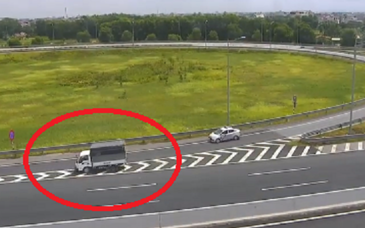 Nữ tài xế đi lùi xe tải hơn 1km trên cao tốc Hà Nội - Hải Phòng