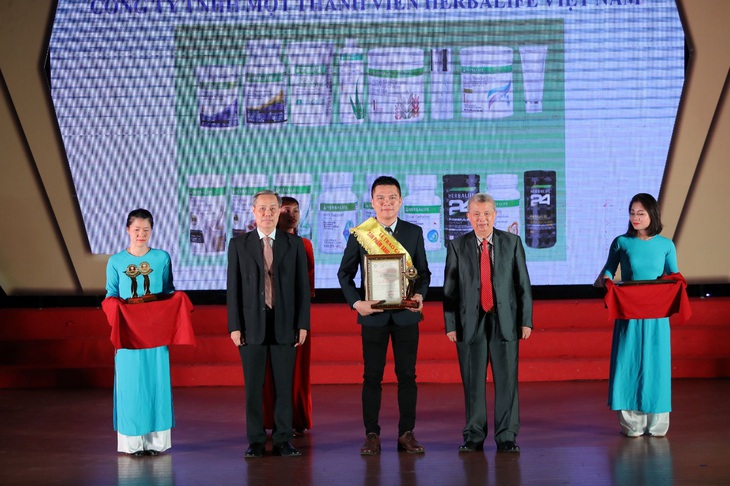 Herbalife Việt Nam nhận giải thưởng Sản phẩm vàng vì sức khỏe cộng đồng - Ảnh 1.