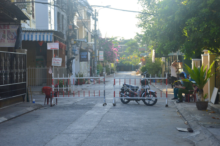 Hội An phong tỏa một tuyến phố trung tâm vì có người nhiễm COVID-19 - Ảnh 2.