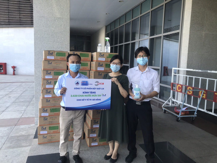 Tiếp sức hơn 2.000 lít dung dịch rửa tay On1 đến Đà Nẵng, Quảng Nam, Quảng Ngãi - Ảnh 1.
