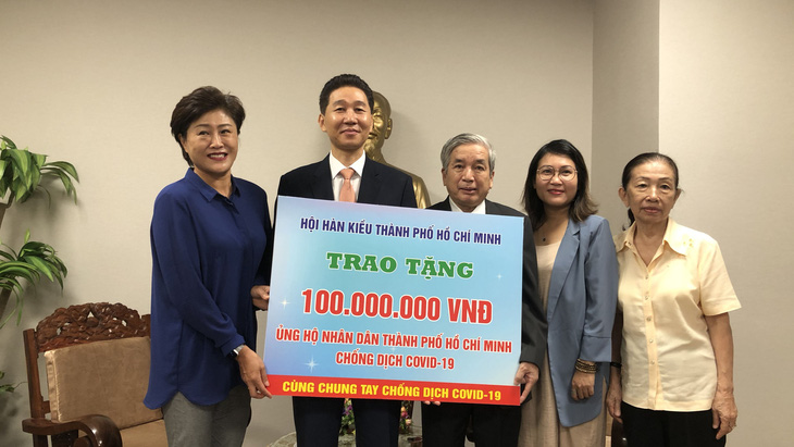 Hội Hàn Kiều TP.HCM trao 100 triệu đồng ủng hộ người dân bị ảnh hưởng bởi COVID-19 - Ảnh 1.