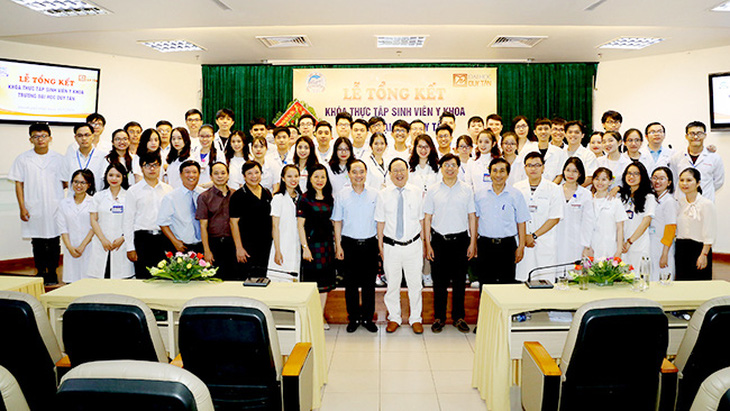 216 sinh viên Y khoa ĐH Duy Tân hoàn thành thực tập lâm sàng tại Bệnh viện TW Huế - Ảnh 1.