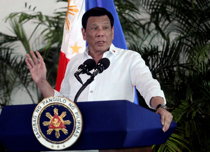 Tổng thống Philippines khuyên dùng xăng dầu để khử trùng khẩu trang - Ảnh 1.