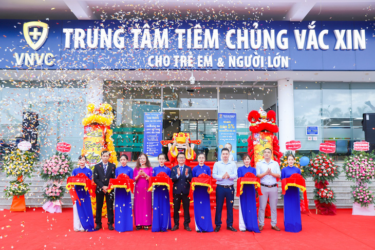 Khai trương 2 trung tâm tiêm chủng VNVC Nha Trang và Bắc Giang - Ảnh 1.