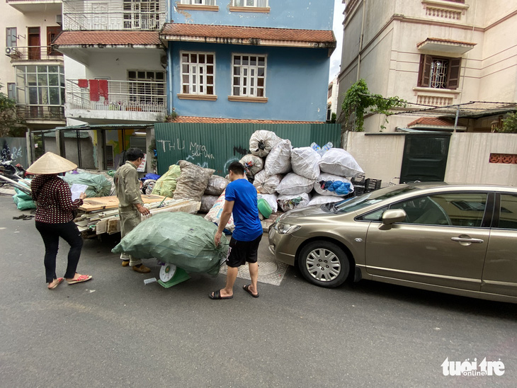 Mới mở 2 năm, đường Đồng Cổ giữa thủ đô đã đầy rác - Ảnh 6.