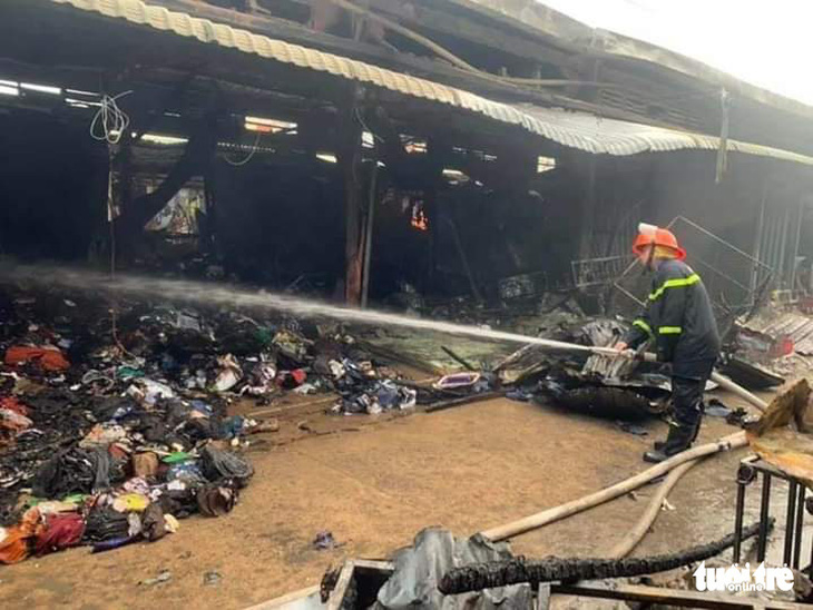 Cháy lớn ở chợ Nhị Quý, thiệt hại khoảng 5 tỉ đồng - Ảnh 4.