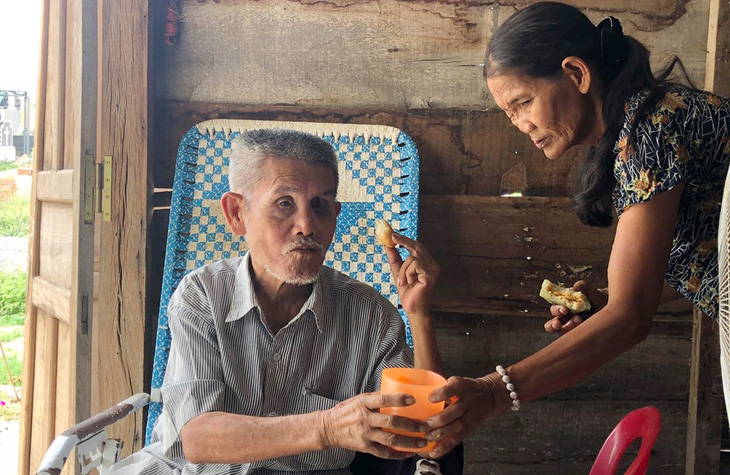 Vợ chồng  và... 1 con mắt đưa đường yêu thương - Ảnh 1.