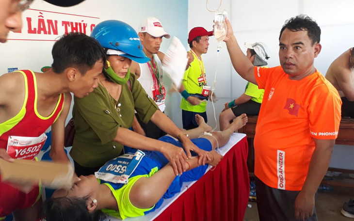 Nhiều VĐV ngất xỉu tại giải marathon ở Lý Sơn, 2 người phải đưa vào bờ cấp cứu