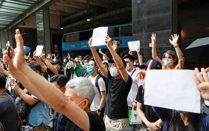 Sách của những nhà đấu tranh dân chủ bị rút khỏi thư viện công cộng ở Hong Kong