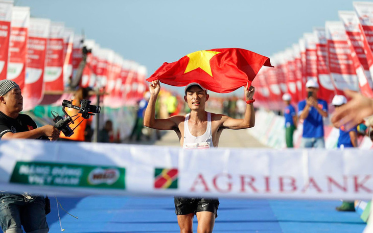 Hoàng Nguyên Thanh vô địch cự ly 42km tại Tiền Phong marathon 2020