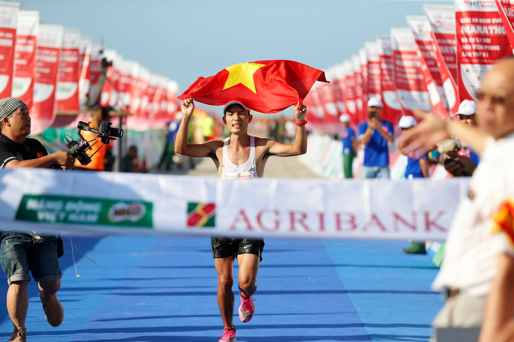 Hoàng Nguyên Thanh vô địch cự ly 42km tại Tiền Phong marathon 2020 - Ảnh 1.