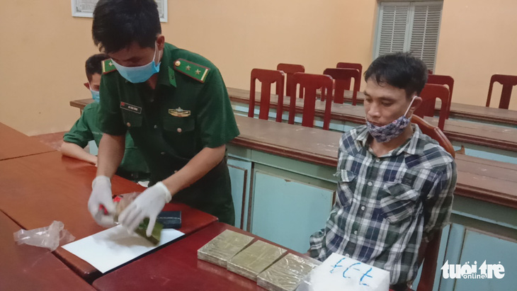 Bắt 2 nghi phạm nghi chuyển heroin và ma túy đá qua ngõ Campuchia - Ảnh 2.