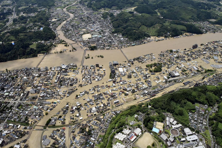 Mưa lũ gây cảnh tang hoang như sóng thần ở Nhật - Ảnh 8.