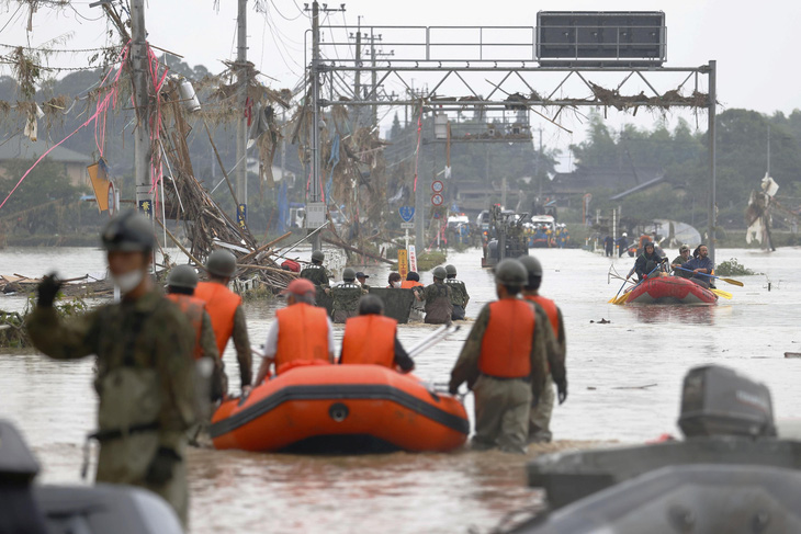 Mưa lũ gây cảnh tang hoang như sóng thần ở Nhật - Ảnh 7.