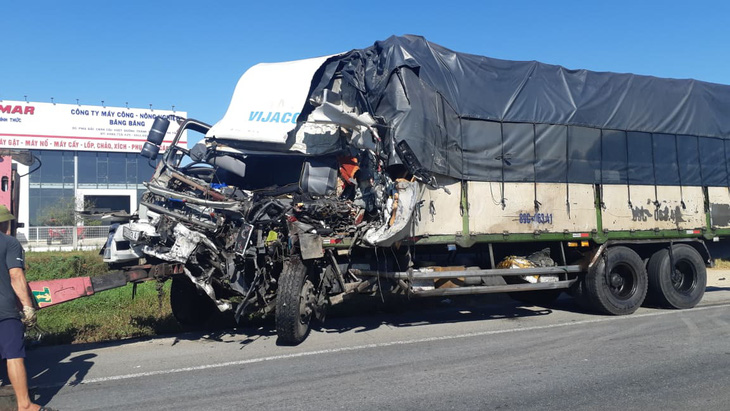 Xe tải đấu đầu xe container khiến 1 người chết, 2 người bị thương nặng - Ảnh 3.