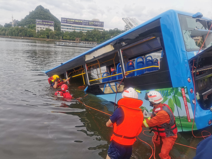 Xe buýt chở học sinh thi đại học lao xuống hồ, ít nhất 21 người thiệt mạng - Ảnh 1.