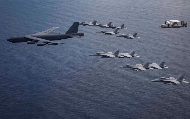 B-52H bay thẳng từ Mỹ tới Biển Đông tập trận ngay với tàu sân bay