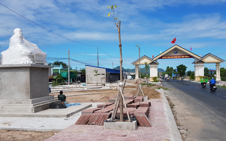 “Mục tiêu kép” trong xây dựng cổng chào, tượng đài  - Ảnh 2.