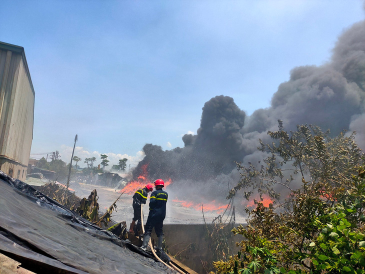 Cháy lớn kho chứa hàng tại khu công nghiệp ở Thanh Hóa - Ảnh 3.